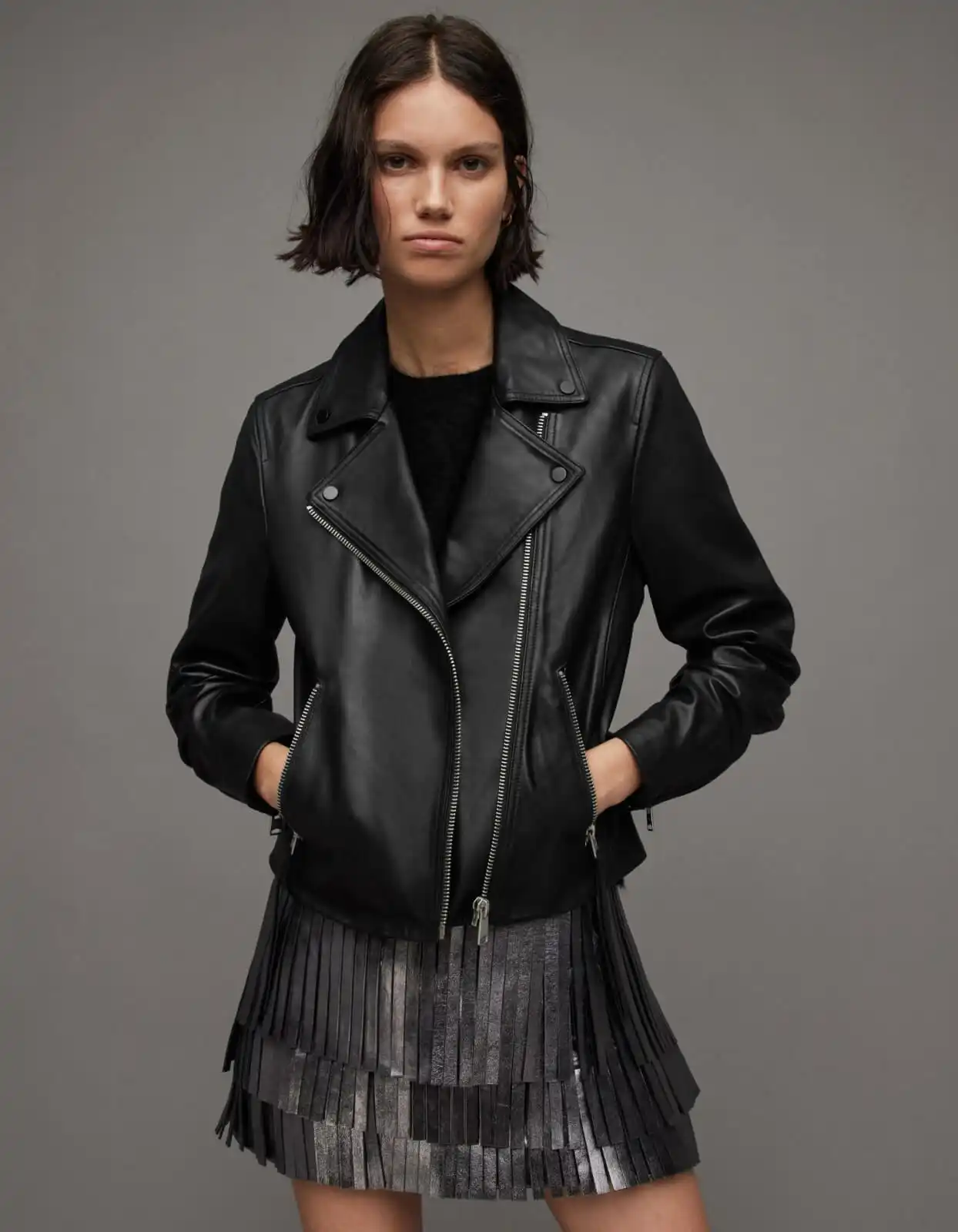 a women wearing leather jacket.